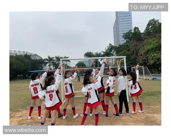 足球球星女孩子站姿优雅动感展现自信与活力瞬间 足球球星女孩子站姿优雅动感展现自信与活力瞬间